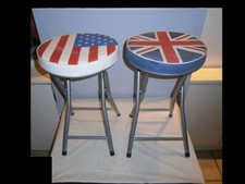 2 sièges pliables identiques armature et pieds en métal assise rembourrée 