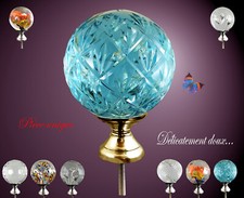 BOULE D'ESCALIER en verre soufflé et gravé à la main. Boule bleue support doré.