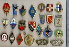 209 - Fond de tiroir insignes militaria France - 24 pièces
