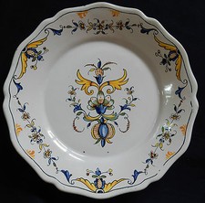  Assiette en faïence décor polychrome (très bon état)