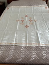 TRES JOLIE NAPPE CARREE BLANCHE – BRODEE MAIN + 6 SERVIETTES ASSORTIES