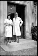 Portrait médecin de guerre avec infirmière porte 3 ancien négatif photo an. 1940