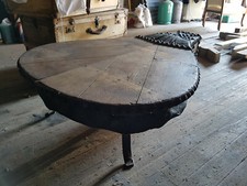 Ancien soufflet de forge adapté en table basse
