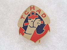 Un insigne militaire " Régiment de Marche Tchad / Editions Atlas ".