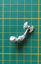 Warhammer Old world  :  pièce/bits : arme / hache guerriers du chaos OOP