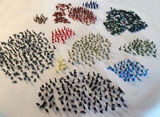 Lot d'environ 850 figurines en