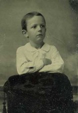 FERROTYPE TINTYPE PHOTO,  un garçon regard sur le hors champ peur interloqué