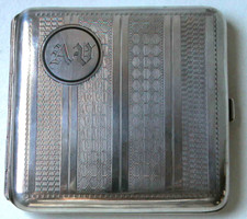 * ETUI A CIGARETTES MONOGRAMME AV POINCON TÊTE DE SANGLIER