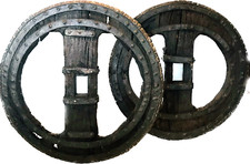 paire de roues char en chêne massif ossature en fonte de fer martelé .XV siècle.