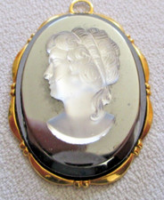 Pendentif couleur or Camée à l'antique pâte de verre superbe bijou vintage 5791