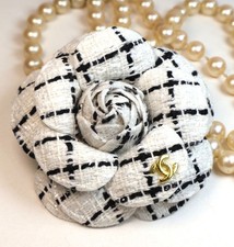 Broche Camélia bicolore blanc et noir customisée en tweed 7 cm