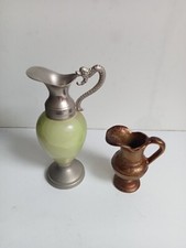 deux aiguiere un en albatre et