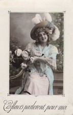 CP CES FLEURS PARLERONT POUR MOI FEMME ELEGANTE CHAPEAU PLUMES AVEC ROSES 32735