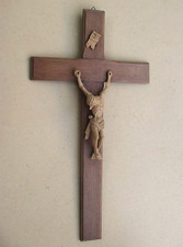 Crucifix en chêne ouvragé -