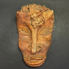 Masque décoratif en terre
