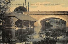 CPA 61 ARGENTAN LE PONT RUE DE LA REPUBLIQUE ET LE LAVOIR MUNICIPAL (cpa toilée