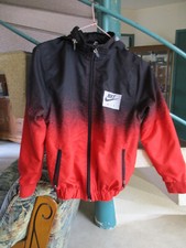 Veste à capuche rouge et noir