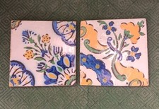 2 CARREAUX FAIENCE DESVRES FOURMAINTRAUX COURQUIN. PAS DE CALAIS.