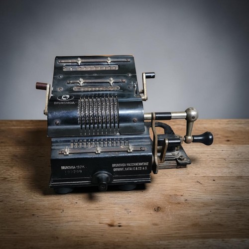 Ancienne machine calculer - À,