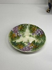 Assiette en barbotine de Sarreguemines décors grappes de raisin bonne etat