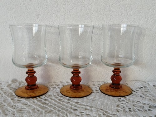 Anciens verres vin - à, à