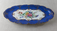 Ancien plat, décor fleurs et dorure, en porcelaine de Sèvres