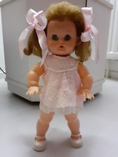 VINTAGE Poupée  BELLA ancien , qui fait pipi quand elle boit.  Excellent  état.