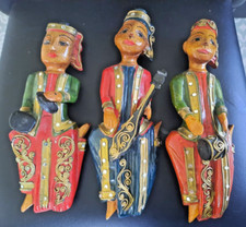 ENSEMBLE TROIS MUSICIENS DE TEMPLE BIRMAN EN BOIS SCULPTE ET PEINT A LA MAIN