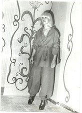 ANCIEN PHOTO NOIR ET BLANC JEUNE FEMME TENUE VETEMENTS MODE VINTAGE années 70