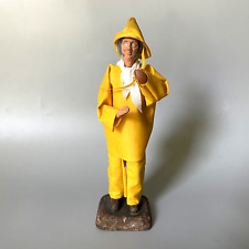 Santon provençal en argile signé Yolande marin-pêcheur  breton en ciré jaune