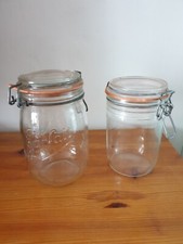 deux bocaux à confiture dont