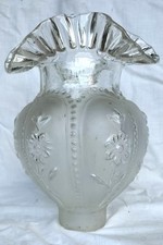 Ancienne Grande Tulipe De Lampe À Pétrole. XIX Ème. Verre Dépoli. Fleurs Relief 