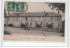 CHAUMARD - Les écoles et la Mairie - très bon état