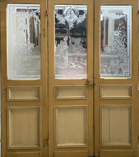 Suite de trois portes de séparation Art nouveau en bois et verre gravé XX siècle