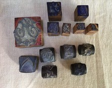 lot de 7 tampons et de 6 rouleaux encreurs anciens pour broderie