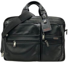 Sac à bandoulière 2 voies mallette extensible TUMI en cuir noir