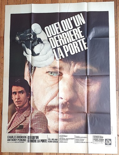 Quelqu derrière porte - quelqu’un,