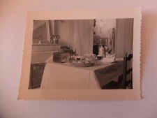 B519 Photo Originale vintage snapshot:Petit déjeuner dans chambre d'hôtel (2)
