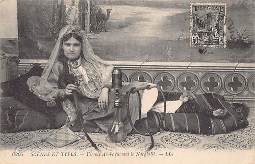Tunisie femme arabe fumant - tunisie,