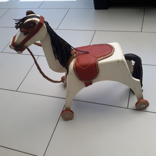 Cheval bois ancien - , sur