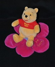 Peluche doudou winnie assis sur fleur pétales mauve DISNEY Je t'aime 17 cm TTBE