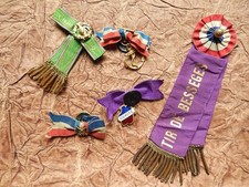 lot 5  INSIGNEs boutonniere