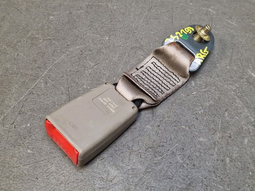Attache ceinture arrière