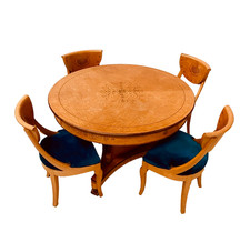 Ensemble de table et chaises de style Charles X en placage d'érable XX siècle
