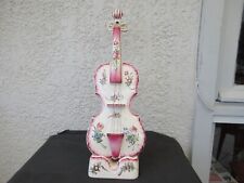 Très beau violon avvec son support en faïence de Desvres