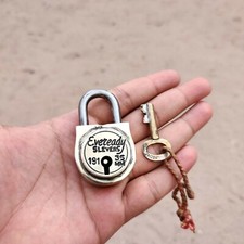 Cadenas Décoratif En Laiton Original Eveready À 5 Leviers Des Années 1960 PD146