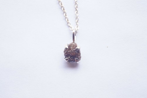 Pendentif diamant brut rouge