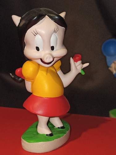 Pétunia pig figurine cartoon - pétunia,