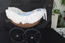 Landau en osier et son poupon en porcelaine