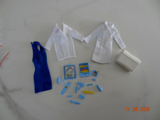 Lot tenues et accessoires vintage Barbie Mattel Dr  Pédiatre # 11160 années 1990